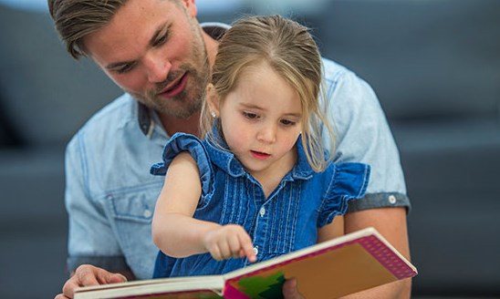 Cha mẹ đã bỏ lỡ những việc vô cùng bổ ích nào khi đọc to cho con?